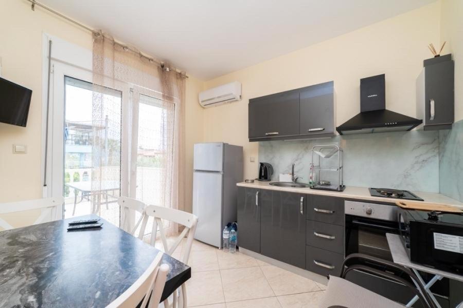 Thea Apartments Nea Iraklitsa Bagian luar foto